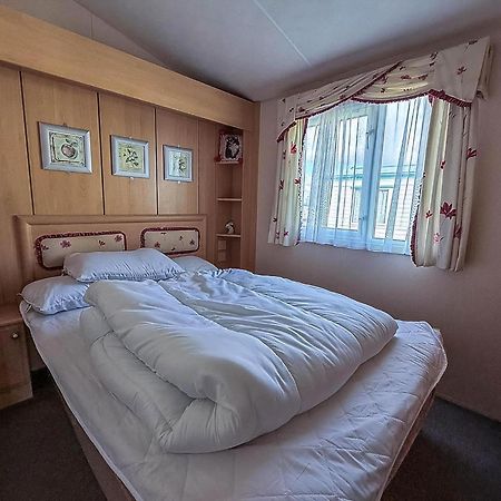 8 Berth Caravan With Decking To Hire At Naze Marine In Essex Ref 17045Nm Walton-on-the-Naze Exterior photo