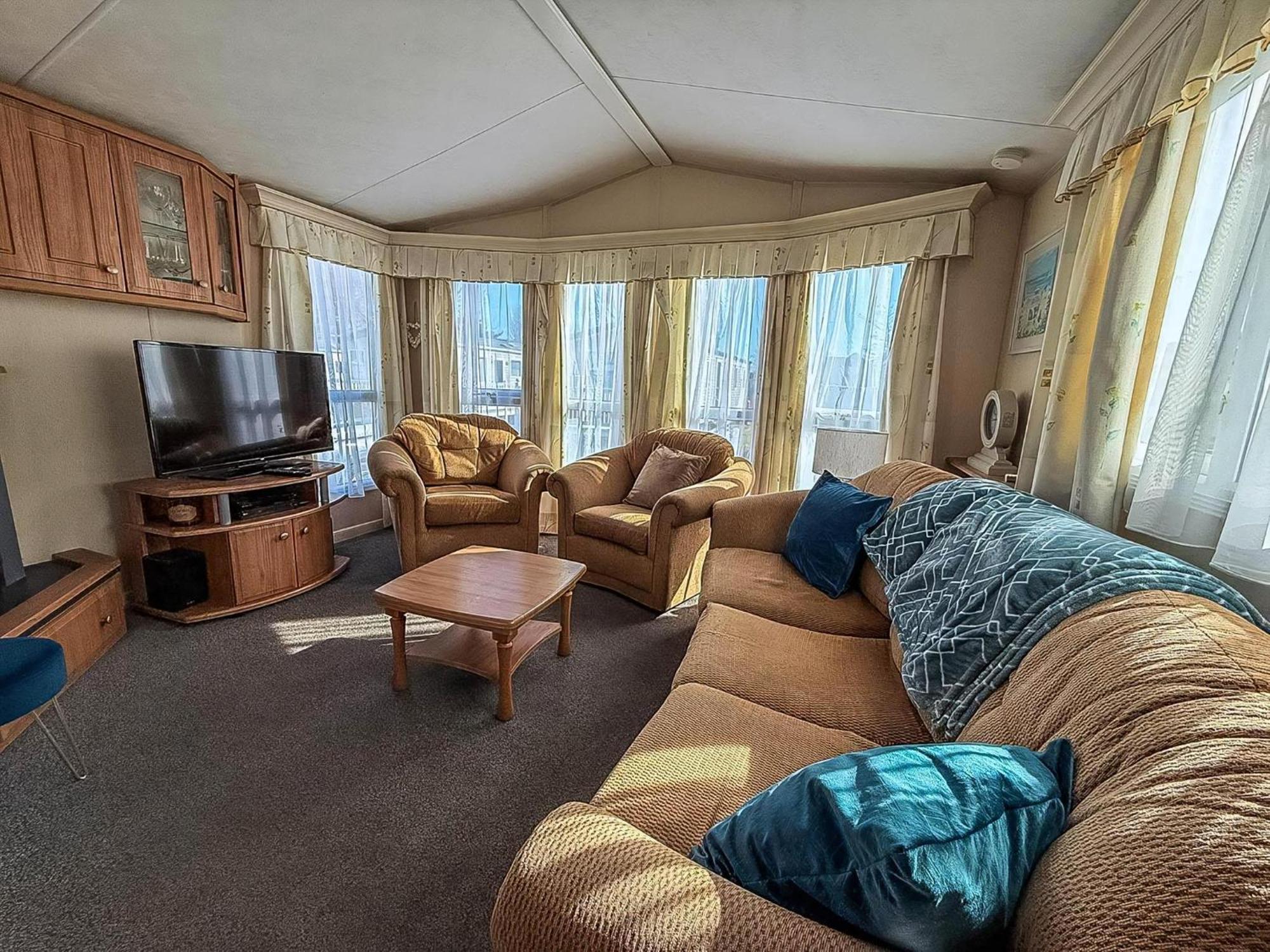 8 Berth Caravan With Decking To Hire At Naze Marine In Essex Ref 17045Nm Walton-on-the-Naze Exterior photo