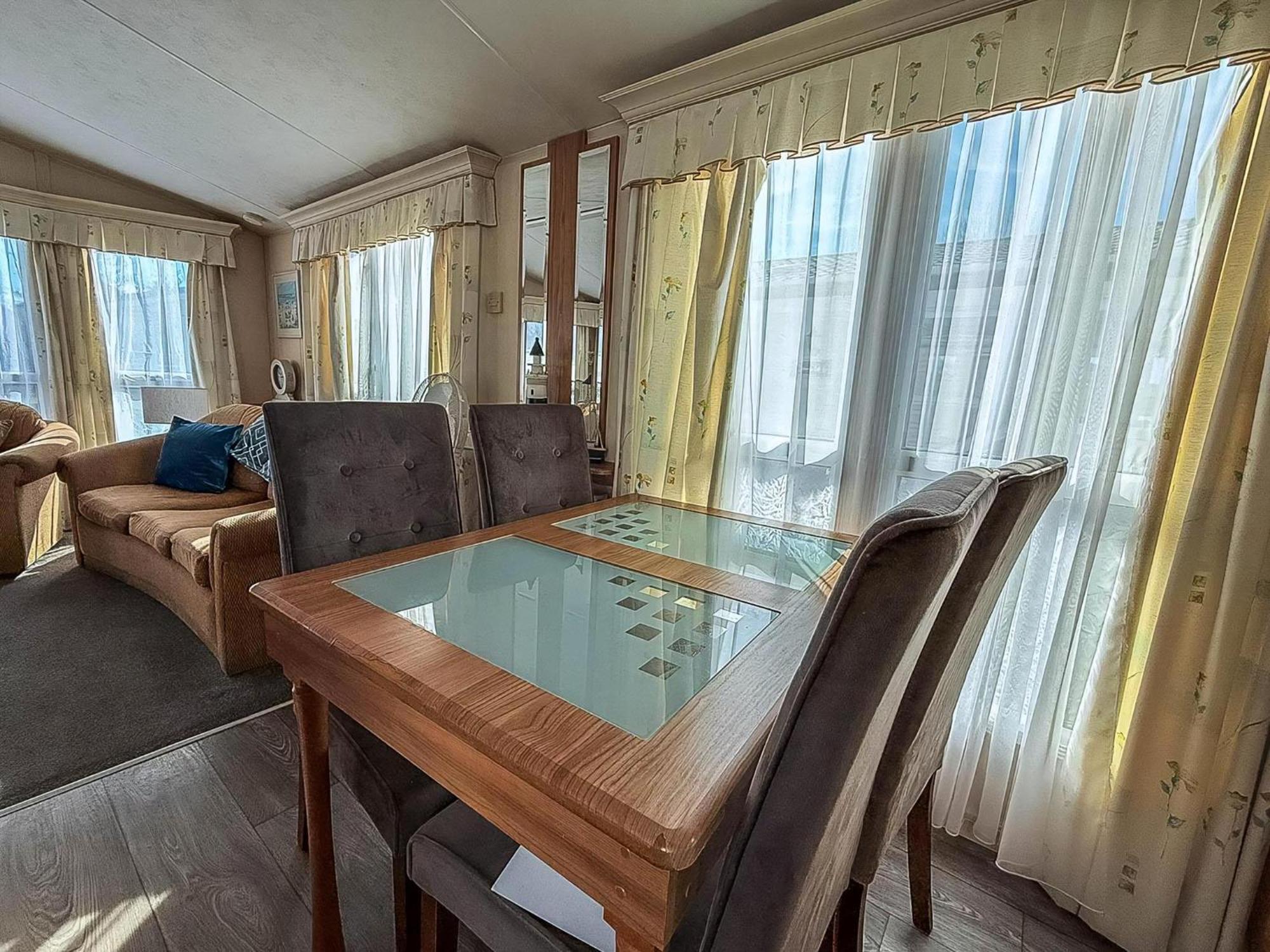 8 Berth Caravan With Decking To Hire At Naze Marine In Essex Ref 17045Nm Walton-on-the-Naze Exterior photo
