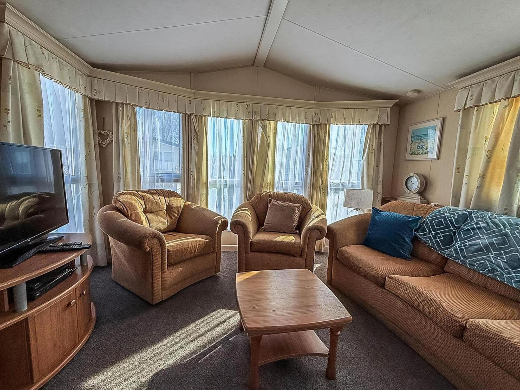 8 Berth Caravan With Decking To Hire At Naze Marine In Essex Ref 17045Nm Walton-on-the-Naze Exterior photo